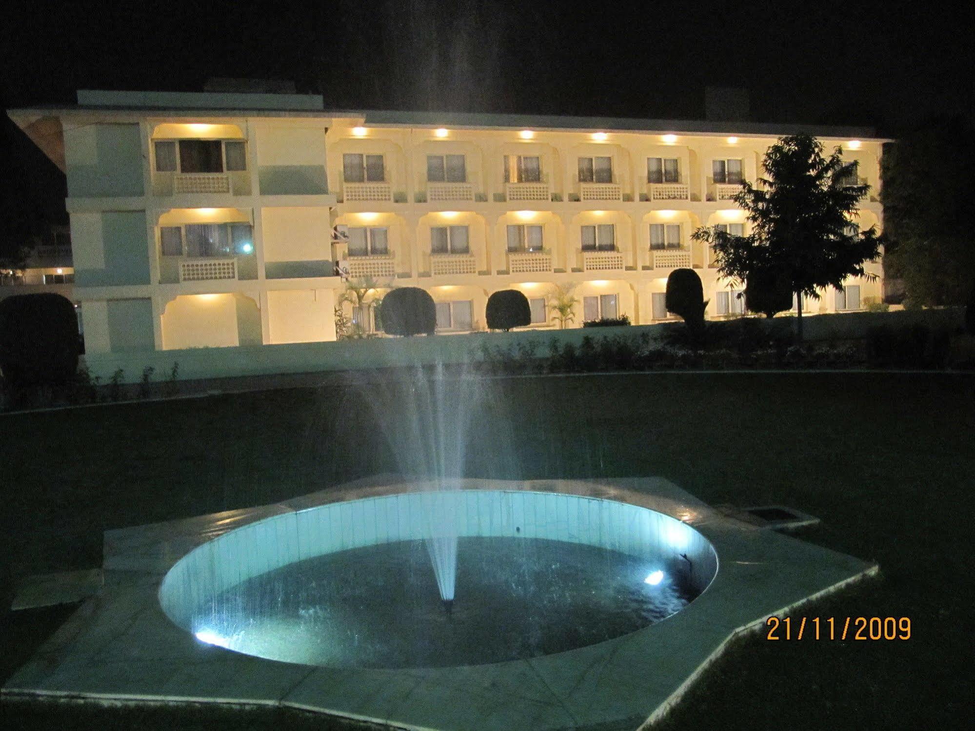 Отель Ritz Plaza Амритсар Экстерьер фото